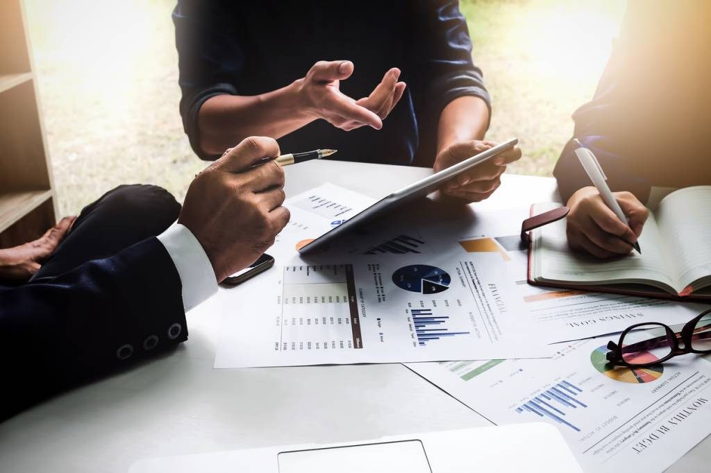 <p><strong>Depuis quelques années déjà, le décret tertiaire agite le secteur de l'immobilier. Initié en 2010, repris en 2015, publié la même année et suspendu deux mois après, il revient aujourd'hui en force avec la loi ÉLAN. Dans cet article, nous vous proposons de découvrir tout ce qu'il y a à savoir sur ce décret et comment mettre en place votre stratégie dès maintenant avec une solution efficace.</strong></p><h2>Qu'est-ce que le décret tertiaire ?</h2><p>Le décret tertiaire est également connu comme « décret de rénovation tertiaire ». Il précise les diverses modalités d'application de l'article 55 de la loi ÉLAN. L'une de ses mesures principales signale une obligation de réduction ambitieuse des différentes consommations énergétiques dans le secteur des bâtiments à usage tertiaire. C'est pour cela que <strong>les entreprises qui possèdent des parcs de bâtiments</strong> cherchent une <a href="https://www.deepki.com/ressources/decret-tertiaire/">solution de gestion du décret tertiaire</a>.</p><p>Par rapport à l'année 2010, cette réduction doit se poursuivre de la manière suivante : -40 % d'ici 2030, -50 % d'ici 2040 et enfin -60 % d'ici 2050. Ce sont donc les objectifs fixés par la loi, à découvrir sur le <em><a href="https://www.decret-tertiaire.fr/">site de référence sur le décret tertiaire</a></em>. À ce jour, les plus concernés sont donc les bâtiments existants à usage tertiaire. Soulignons que les bailleurs et les locataires sont aussi concernés par ce décret. Ce décret doit normalement sortir au plus tard une année après la promulgation de la loi ÉLAN. Une consultation publique est en cours pour aider à rédiger le décret.</p><h2>Quelles sont les modalités de suivi ?</h2><p>Pour garantir le suivi, les <strong>consommations énergétiques des bâtiments à usage tertiaire</strong> doivent être reçues sur une plateforme informatique contrôlée par l'ADEME dès l'an 2020. Il y aura bien entendu une sanction en cas de non-respect du décret.</p><p><img class="" style="display: block; margin-left: auto; margin-right: auto;" src="/visuel/visuel-tertiaire-savoir-decret.jpg" alt="" width="1024" height="682" /></p><h2>Que doit contenir le décret tertiaire ?</h2><p>La loi ÉLAN a posé de grandes lignes de l'obligation de réduction de l'énergie, mais <strong>plusieurs zones d'ombre subsistent encore</strong>. Elles devront être levées par un décret d'application qui tranchera sur :</p><ul><li>Les différents types de bâtiments concernés selon leur surface et leur activité</li><li>Le seuil minimal d'application des modalités s'il y a des contraintes techniques, patrimoniales, architecturales, de rentabilité assez faible ou de changement d'activité</li><li>Les modalités de transmission des consommations d'énergie</li><li>Le montant des sanctions s'il y a un non-respect du décret</li></ul><h2>Comment la société Deepki peut-elle accompagner les entreprises dans leur démarche ?</h2><p>Si vous avez un parc de plus de 5 bâtiments, il y a une solution faite pour vous : la société Deepki, qui vous permet de<strong> mettre en place votre stratégie</strong> dès maintenant en vous aidant à :</p><ul><li>Déterminer la stratégie la plus adaptée à votre situation : cela implique la collecte automatique de vos données de consommation, la détermination de votre niveau de consommation du moment et de vos objectifs pour la réduire considérablement, et enfin l'obtention d'une vision précise de votre patrimoine.</li><li>Atteindre très vite vos <strong>objectifs de réduction de votre consommation d'énergie</strong> : votre plan d'action sera généré automatiquement et vos actions seront priorisées selon leur rentabilité et leur efficacité.</li><li>Transformer cette obligation pour qu'elle devienne un levier de création de valeur : pour ce faire, Deepki optimisera la gestion de votre patrimoine et vous bénéficierez de plus de temps au quotidien.</li></ul>