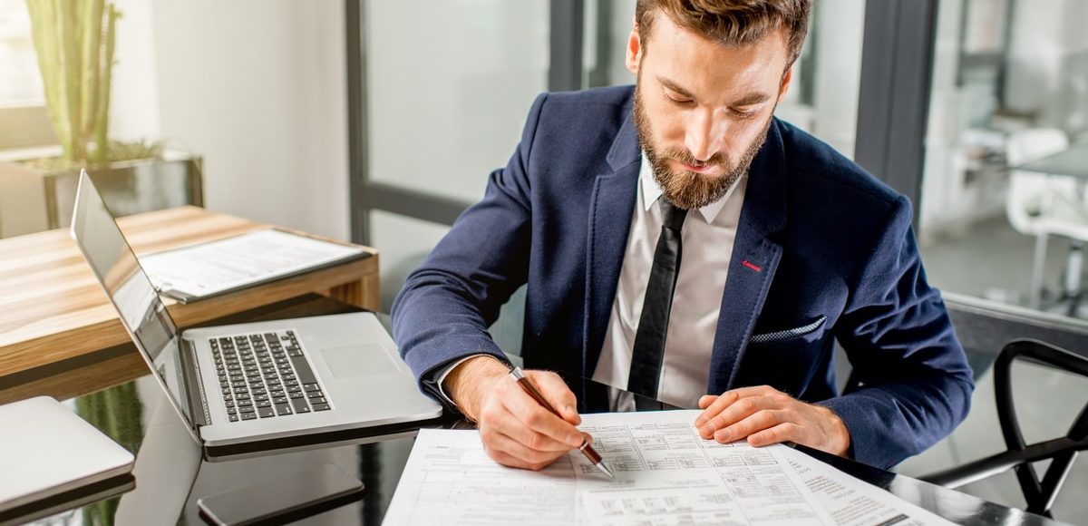 entrepreneur calculant ses impôts à un taux réduit