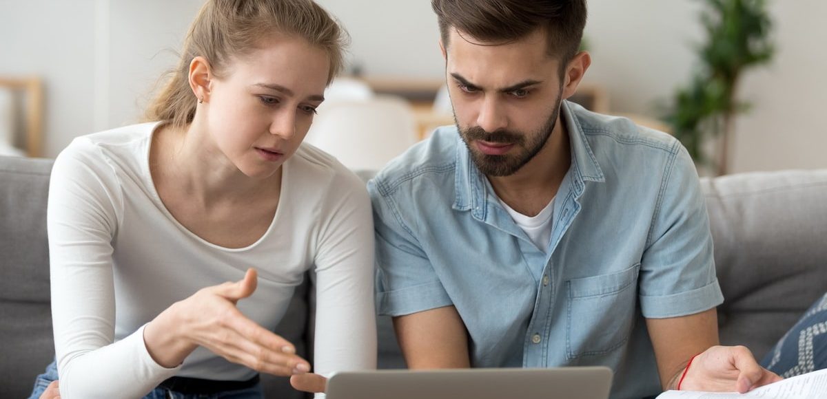 Un couple qui éffectue les démarches pour activer un compte Nickel