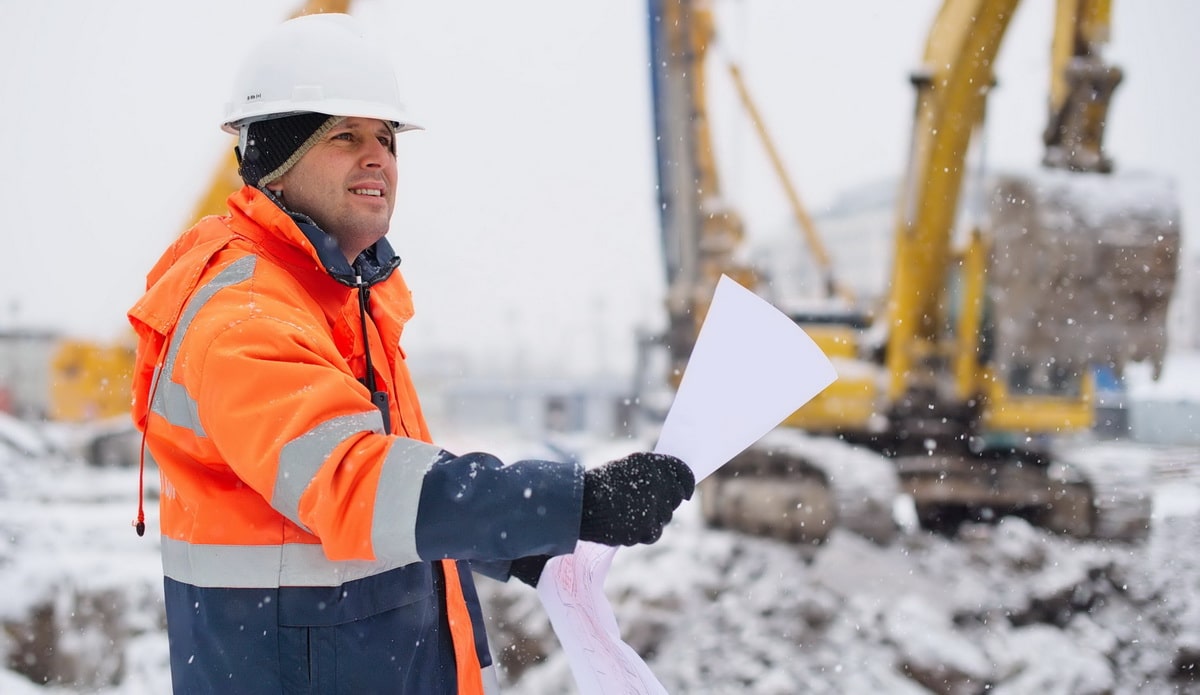 L'ingénieur civil sur le chantier de construction inspecte les travaux en cours