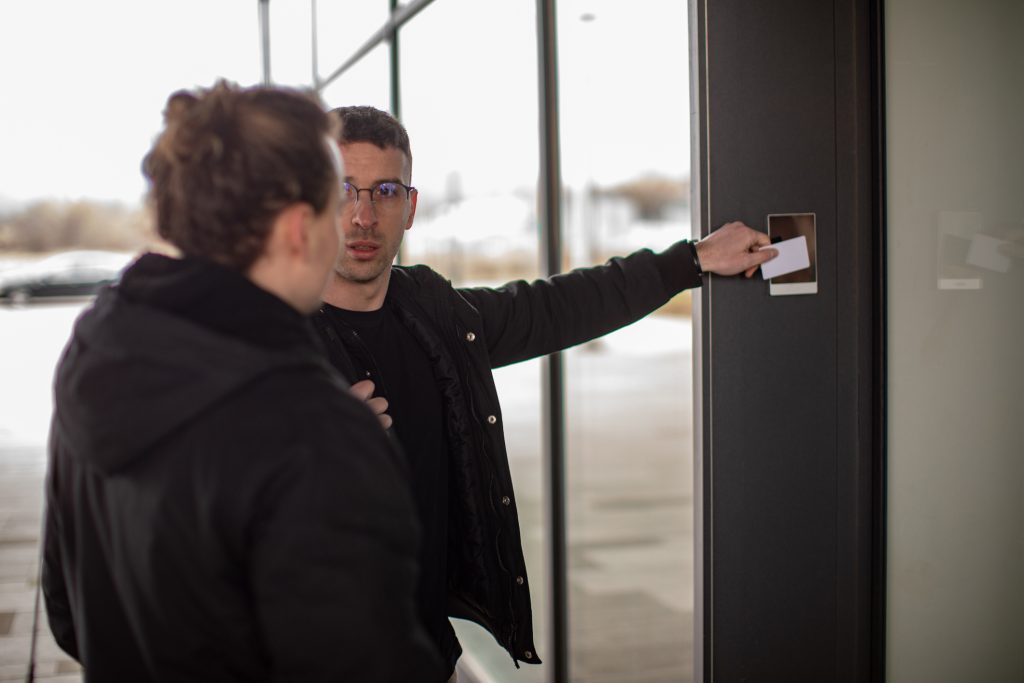 salarié passe son badge à la pointeuse