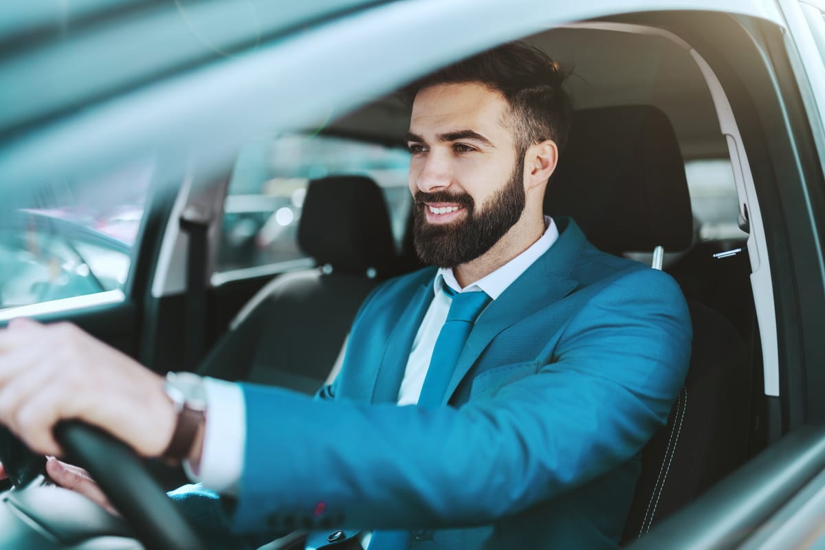 Employé conduisant une voiture de service