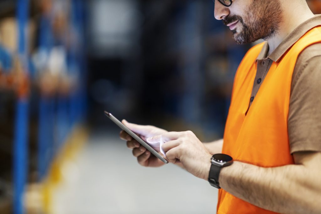 agent avec tablette mobile