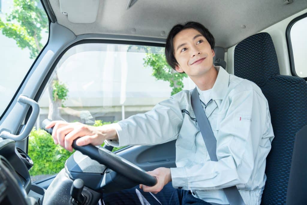 homme conduit utilitaire