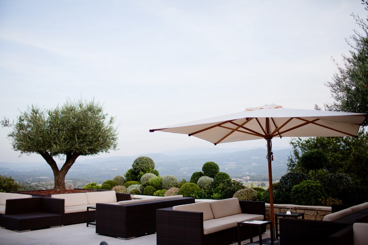 Un parasol pour créer une zone d'ombre et une ambiance unique sur la terrasse d'un restaurant