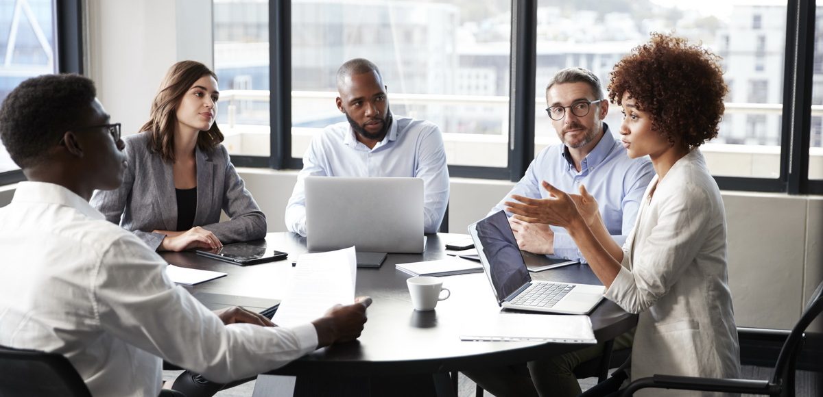Les discussions pour la transformation d'une entreprise classique en holding.